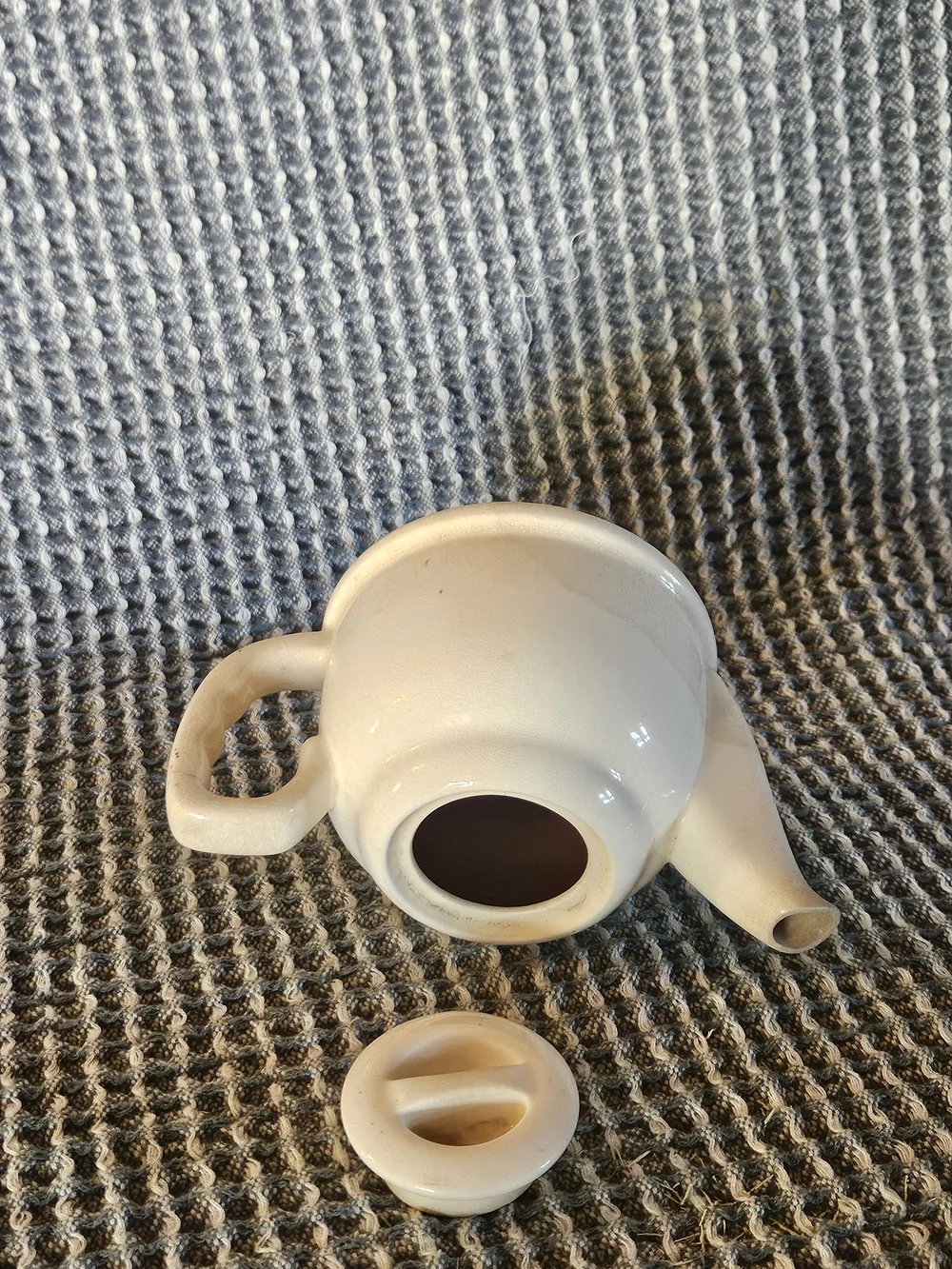Simple White Ceramic Teapot with Classic Silhouette